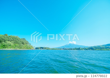 河口湖でボートに乗って富士山を眺める 114778022