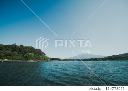 河口湖でボートに乗って富士山を眺める 114778023