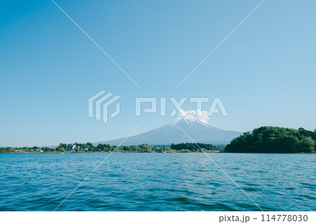 河口湖でボートに乗って富士山を眺める 河口湖でボートに乗って富士山を眺める 114778030