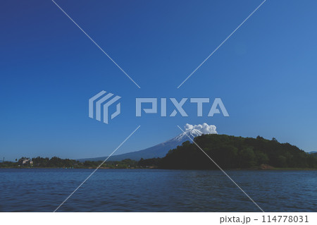 河口湖でボートに乗って富士山を眺める 114778031