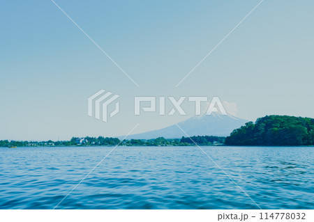 河口湖でボートに乗って富士山を眺める 114778032