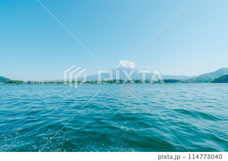 河口湖でボートに乗って富士山を眺める 114778040