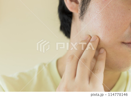 肌を気にする男性 114778146