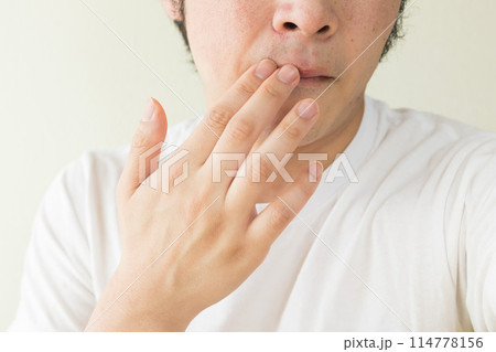 青髭を気にする男性イメージ 青髭を気にする男性イメージ 114778156