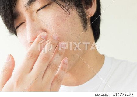 肌荒れを気にする男性 114778177
