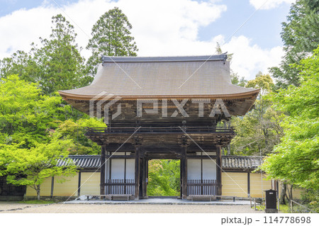 新緑の京都 高雄山神護寺 楼門 新緑の京都 高雄山神護寺 楼門 114778698