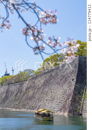 【春の大阪城公園】石垣と御座船 【春の大阪城公園】石垣と御座船 114779413