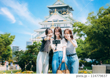 大阪城の前で自撮りする女子旅3人組 114779637