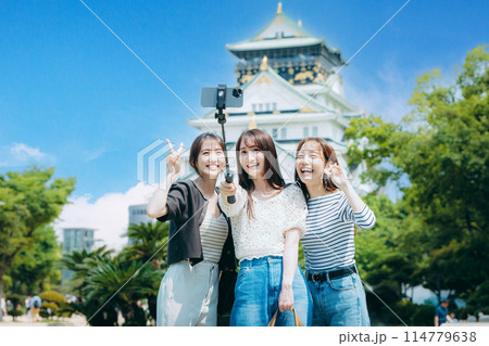 大阪城の前で自撮りする女子旅3人組 114779638