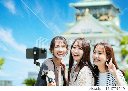 大阪城の前で自撮りする女子旅3人組 大阪城の前で自撮りする女子旅3人組 114779649