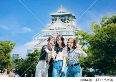 大阪城の前で自撮りする女子旅3人組 114779650