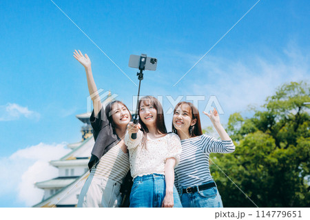 大阪城の前で自撮りする女子旅3人組 114779651