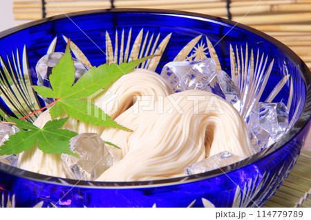 そうめん 4 ガラスの器に盛りつけたそうめん そうめん 4 ガラスの器に盛りつけたそうめん 114779789