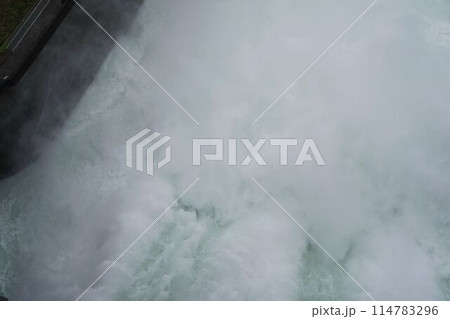 天ヶ瀬ダムの大放流 114783296