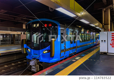 石川県 金沢市 金沢駅に停まる電車 石川県 金沢市 金沢駅に停まる電車 114783522