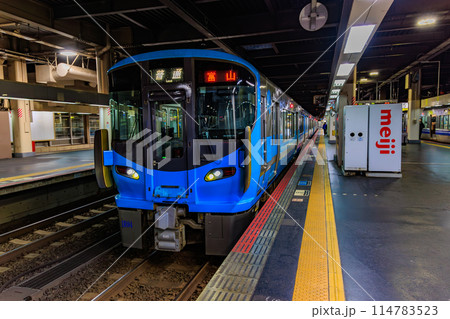 石川県　金沢市　金沢駅に停まる電車 114783523