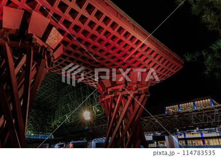 石川県 金沢市 金沢駅前にある鼓門 石川県 金沢市 金沢駅前にある鼓門 114783535