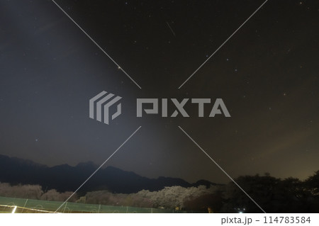 北杜市武川町真原の桜並木の上、春の大曲線 114783584