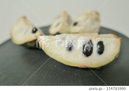 カットしたアテモヤ カットしたアテモヤ 114783990