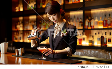 カクテルを作る女性バーテンダー_2 114784143