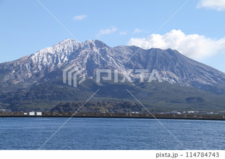 鹿児島市から眺めた冠雪した桜島 鹿児島市から眺めた冠雪した桜島 114784743