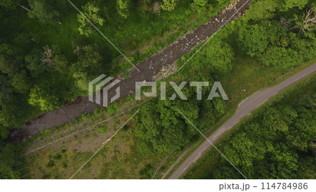 ドローンで上空から撮影した「渓流と道路」（岩尾別温泉付近／北海道斜里郡斜里町） 114784986