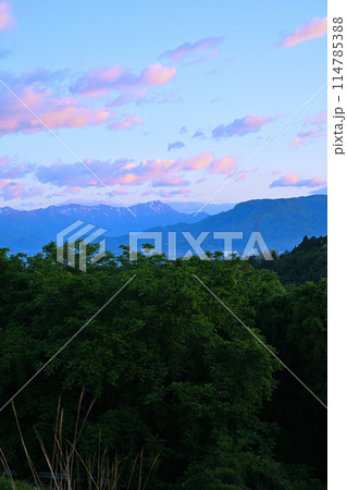 谷川連峰　三峰山　赤城高原SAから早朝の風景　　　 114785388