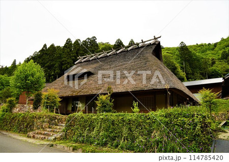 茅葺民家のある風景 114785420