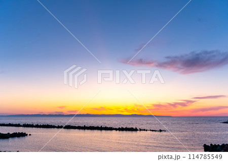 日本海 佐渡島を望む夕景 日本海 佐渡島を望む夕景 114785549