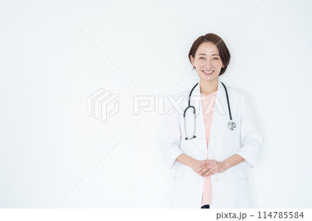 笑顔の白衣の女性医師(白背景・白バック・聴診器) 笑顔の白衣の女性医師(白背景・白バック・聴診器) 114785584