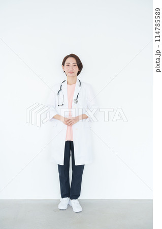 笑顔の白衣の女性医師（白背景・白バック・聴診器） 114785589