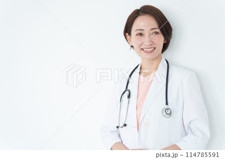 笑顔の白衣の女性医師(白背景・白バック・聴診器) 笑顔の白衣の女性医師(白背景・白バック・聴診器) 114785591