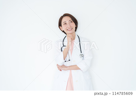 考える白衣の女性医師(白背景・白バック・聴診器) 考える白衣の女性医師(白背景・白バック・聴診器) 114785609