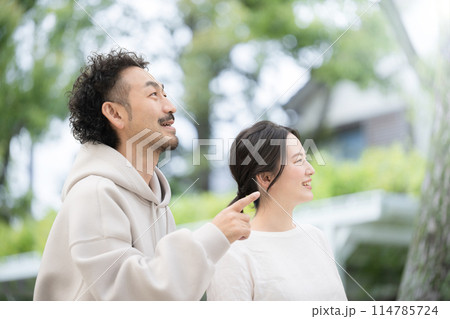 新緑の中未来や希望をみつめる男女のカップルのクローズアップ 114785724