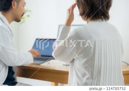 診察する医師　 114785732