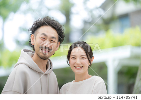 新緑の中笑顔で微笑む寄り添う夫婦やカップルのクローズアップ カメラ目線 新緑の中笑顔で微笑む寄り添う夫婦やカップルのクローズアップ カメラ目線 114785741
