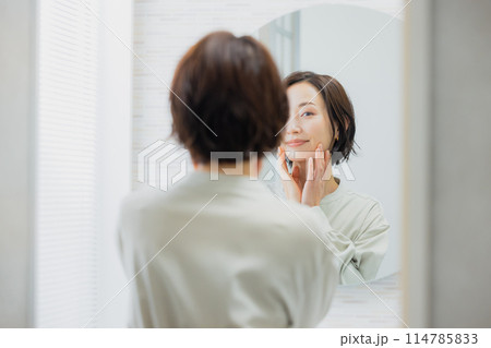洗面所で鏡を見る女性 114785833