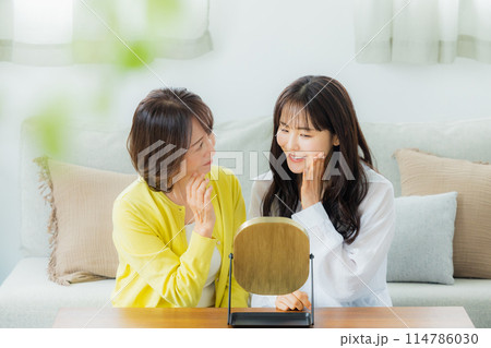 肌を気にする親子の女性　 114786030