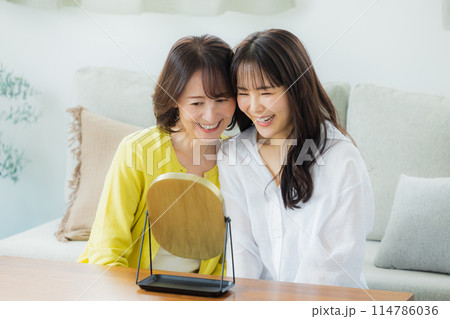 肌を気にする親子の女性 肌を気にする親子の女性 114786036