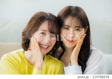肌を気にする親子の女性　 114786039