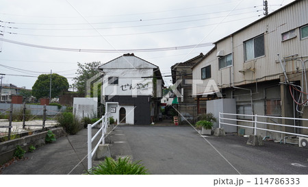川沿いにある古き商店街 114786333
