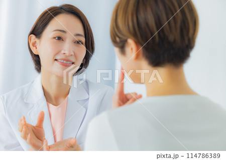 診察する女性医師 114786389