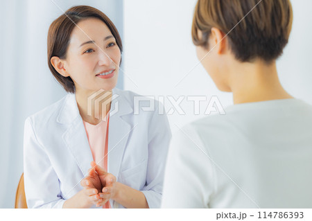 診察する女性医師 114786393