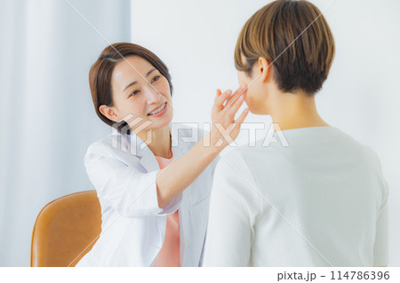 診察する女性医師 114786396