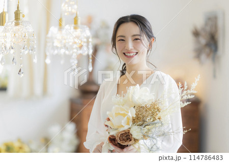 ウェディングドレスを着た若い女性 ウェディングドレスを着た若い女性 114786483
