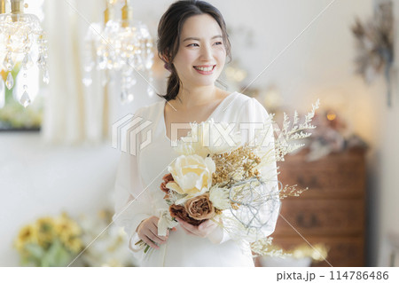 ウェディングドレスを着た若い女性 114786486