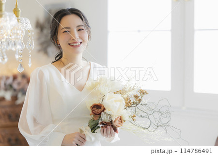 ウェディングドレスを着た若い女性 114786491