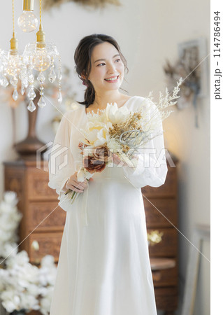 ウェディングドレスを着た若い女性 114786494