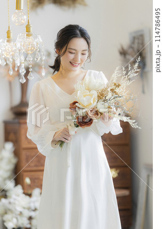 ウェディングドレスを着た若い女性 114786495