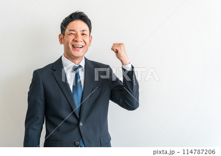 やる気に満ちたビジネスマン(ガッツポーズ・成功・笑顔・やる気) やる気に満ちたビジネスマン(ガッツポーズ・成功・笑顔・やる気) 114787206
